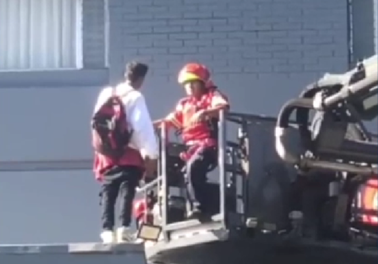 Bomberos Municipales rescataron a una persona que intentaba suicidarse desde lo alto de un edificio bomberos-municipales-rescataron-a-una-persona-que-intentaba-suicidarse-desde-lo-alto-de-un-edificio-153011-153202.png