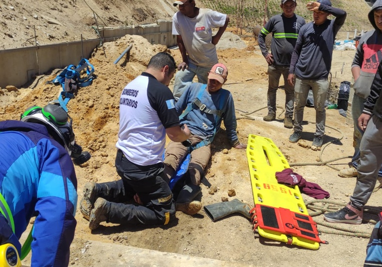 Bomberos Voluntarios rescatan a un obrero que cayó al fondo de un pozo en Santa Catarina Pinula bomberos-voluntarios-rescatan-a-un-obrero-que-cayo-al-fondo-de-un-pozo-en-santa-catarina-pinula-193345-193420.jpg