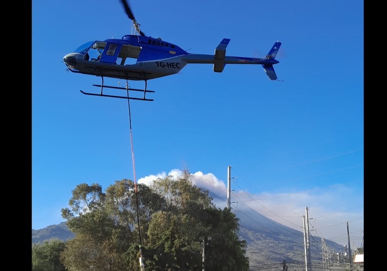 slide Brigadistas inician operación contra intenso incendio en el Volcán de Agua desde tempranas horas