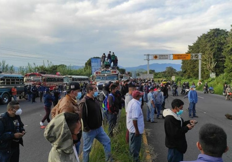 Buses extraurbanos bloquean tránsito en Carretera a El Salvador buses-extraurbanos-bloquean-tr-nsito-en-carretera-a-el-salvador-102434-102439.jpg