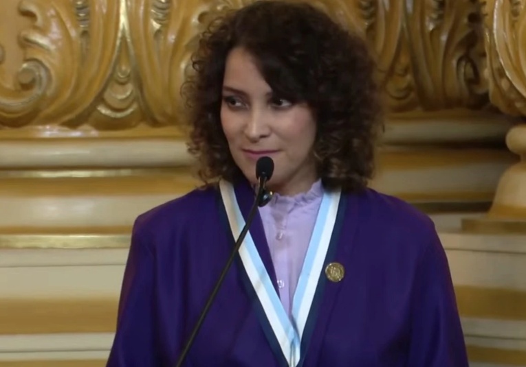 Cantautora Gaby Moreno es distinguida con la 'Orden Presidencial' como orgullo cultural de Guatemala