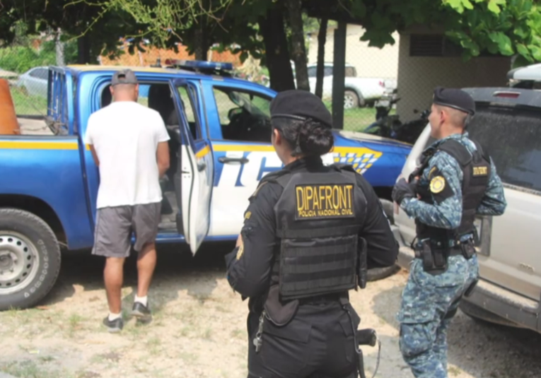 Capturan a dos supuestos coyotes cuando transportaban a 14 migrantes en Petén capturan-a-dos-supuestos-coyotes-cuando-transportaban-a-14-migrantes-en-peten-183329-183437.png