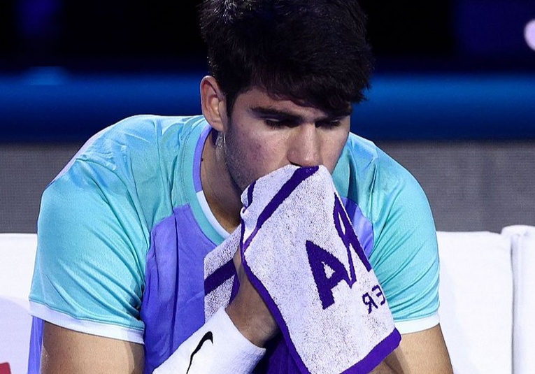   Carlos Alcaraz se retira del entrenamiento en las Finales ATP por problemas respiratorios