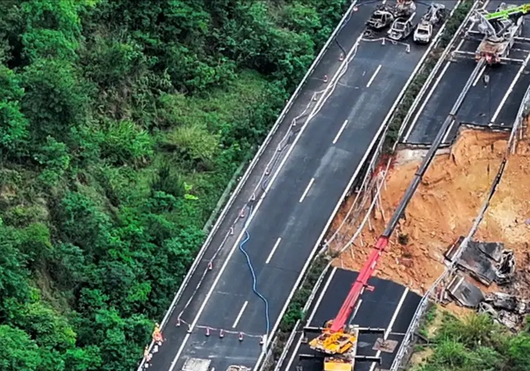 Carretera colapsa en China y se reportan 24 muertos