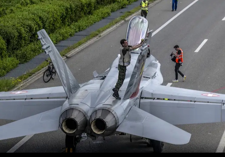 Cazas realizan maniobras aéreas en las autopistas de Suiza cazas-realizan-maniobras-aereas-en-las-autopistas-de-suiza-092734-092841.jpg