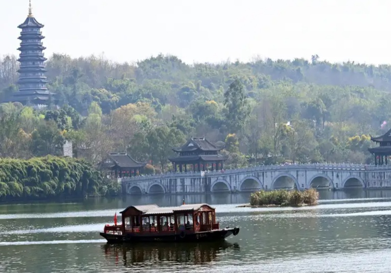 China: 12 fallecidos tras volcar lancha con turistas china-12-fallecidos-tras-volcar-lancha-con-turistas-091134-091158.jpg