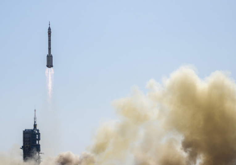 China lanza su 12.ª misión espacial tripulada con tres taikonautas china-lanza-su-12-ordf-mision-espacial-tripulada-con-tres-taikonautas-093345-093351.png