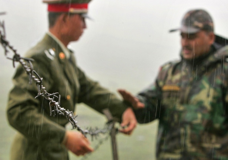 China y la India se comprometen a mantener la paz y la tranquilidad en su disputada frontera china-y-la-india-se-comprometen-a-mantener-la-paz-y-la-tranquilidad-en-su-disputada-frontera-093529-093543.jpg