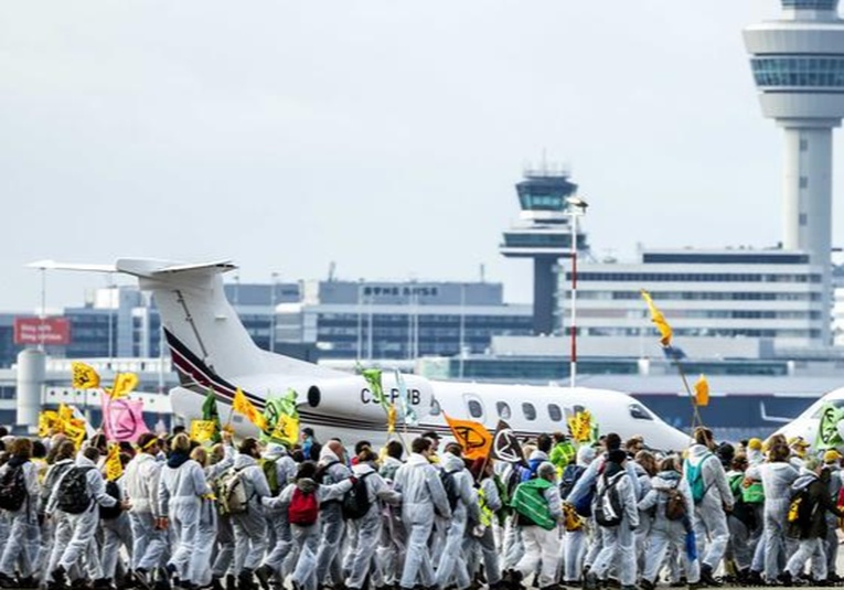 Cientos de detenidos tras protesta en Aeropuerto de ímsterdam