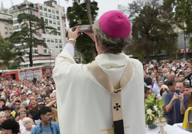 Cientos rezan por el papa Francisco en Argentina cientos-rezan-por-el-papa-francisco-en-argentina-090654-090709.jpg