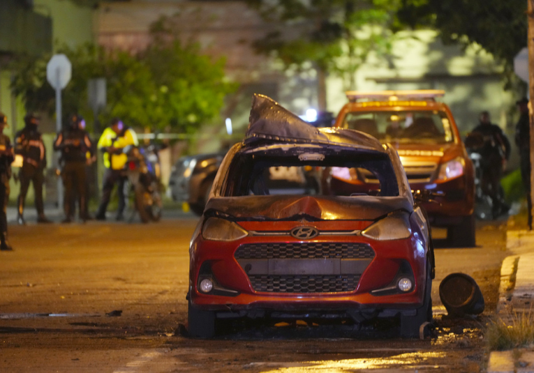 Coches bomba, motín carcelario y duras acusaciones al Gobierno: ¿qué pasa en Ecuador? coches-bomba-motin-carcelario-y-duras-acusaciones-al-gobierno-que-pasa-en-ecuador-100735-100832.png