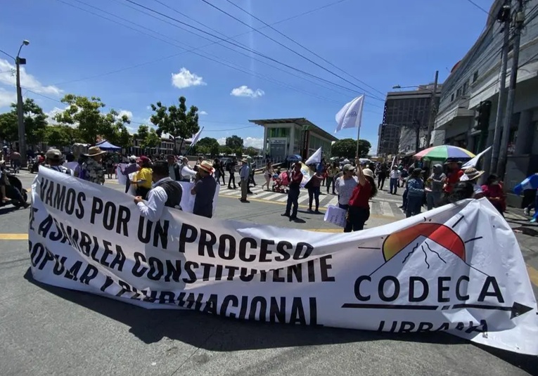 CODECA realiza bloqueos en carreteras exigiendo renuncias en el gobierno codeca-realiza-bloqueos-en-carreteras-exigiendo-renuncias-en-el-gobierno-141425-141558.jpg