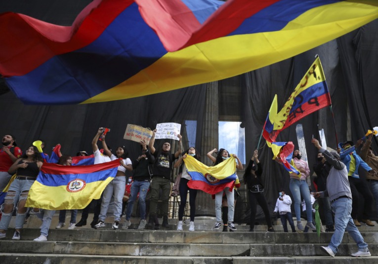 Colombia conmemora su independencia bajo fuerte presencia policial colombia-conmemora-su-independencia-bajo-fuerte-presencia-policial-102410-102554.jpg