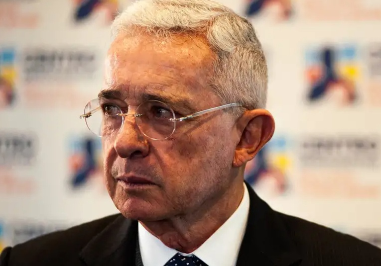 Colombia: Uribe se presenta ante jueza y reclama inocencia colombia-uribe-se-presenta-ante-jueza-y-reclama-inocencia-091733-091756.jpg