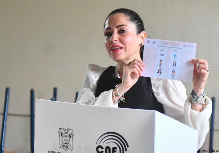 Comienza segunda vuelta para elegir presidente en Ecuador comienza-segunda-vuelta-para-elegir-presidente-en-ecuador-101025-101054.png