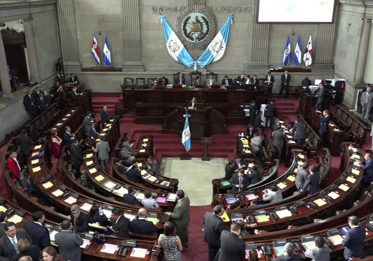 Congreso pospone la juramentación de Héctor Hugo Pérez Aguilera como magistrado de la CC