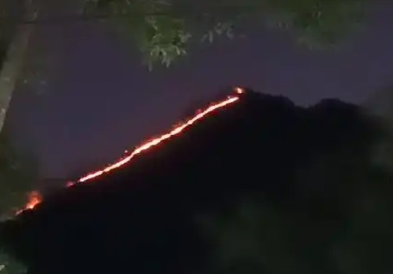 CONRED declara alerta roja por incendio en el volcán de agua