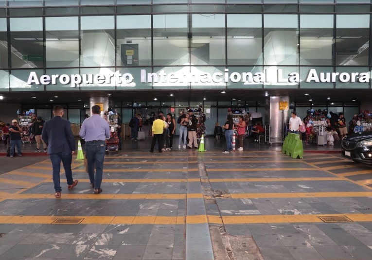 Continúan las mejoras en el Aeropuerto La Aurora, incluyendo recapeo de pista continuan-las-mejoras-en-el-aeropuerto-la-aurora-incluyendo-recapeo-de-pista-140318-140350.jpg
