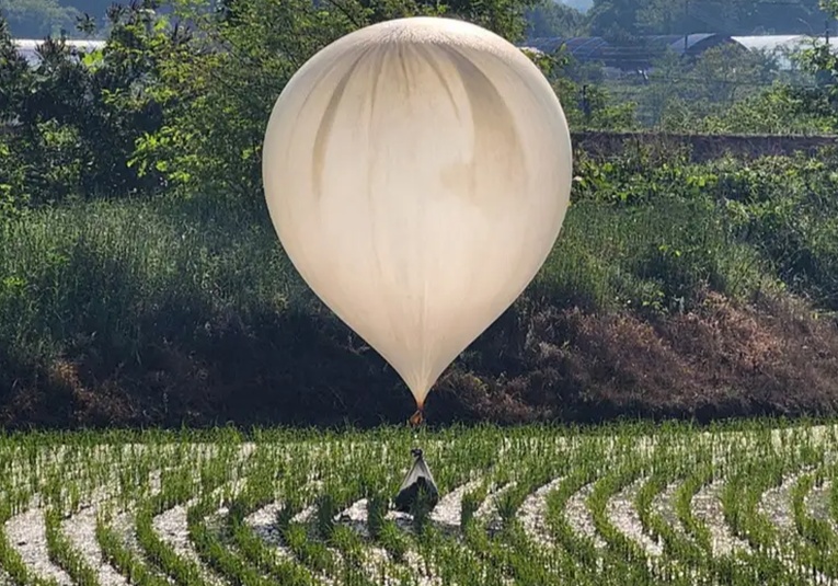 Corea del Norte envía al Sur cientos de globos con desechos 