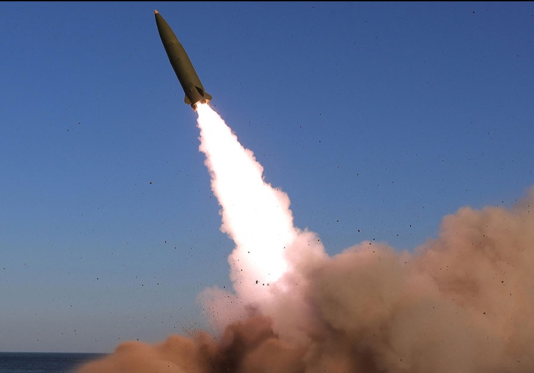 Corea del Norte lanza dos proyectiles hacia el mar del Japón, según militares surcoreanos corea-del-norte-lanza-dos-proyectiles-hacia-el-mar-del-japon-segun-militares-surcoreanos-211052-211057.jpg