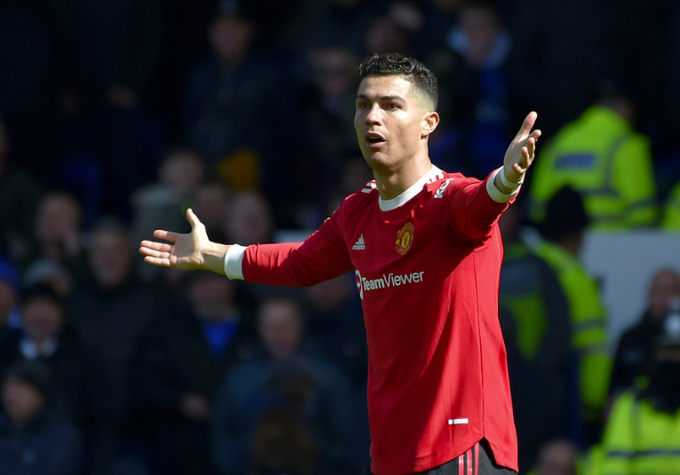 Cristiano Ronaldo tira al suelo el teléfono móvil de un aficionado tras la derrota del Manchester United y luego se disculpa  cristiano-ronaldo-tira-al-suelo-el-telefono-movil-de-un-aficionado-tras-la-derrota-del-manchester-united-y-luego-se-disculpa-063052-063116.png