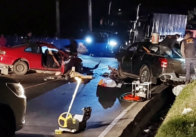Cuatro personas fallecidas en accidente vial en Zunil, Quetzaltenango cuatro-personas-fallecidas-en-accidente-vial-en-zunil-quetzaltenango-090306-090514.jpg