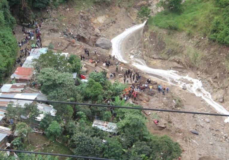 Cuerpos de socorro persisten en búsqueda de desaparecidos tras tragedia cuerpos-de-socorro-persisten-en-busqueda-de-desaparecidos-tras-tragedia-180608-180642.jpg