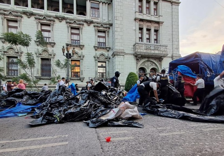 Operativo retira estructuras instaladas por maestros en el Centro Histórico desalojan-sin-incidentes-las-chambas-del-magisterio-frente-al-palacio-nacional-133838-133929.jpg