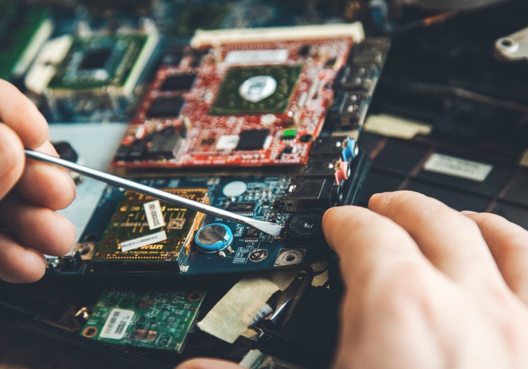 Desarrollan una técnica sostenible para extraer el oro de teléfonos y computadores viejos 