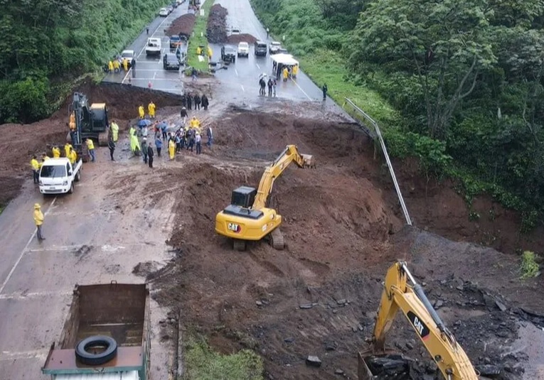 Determinan reemplazo de 15 metros de tubería en socavón de la autopista Palín-Escuintla determinan-reemplazo-de-15-metros-de-tuberia-en-socavon-de-la-autopista-palin-escuintla-172346-172417.jpg