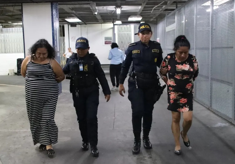 Detienen a dos mujeres al intentar ingresar Q50 mil en efectivo al COF detienen-a-dos-mujeres-al-intentar-ingresar-q50-mil-en-efectivo-al-cof-135017-135025.jpg