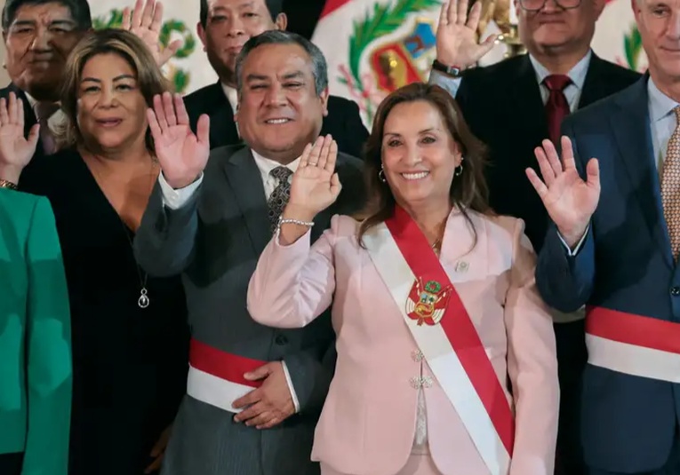 Dina Boluarte asegura que completará su mandato en Perú