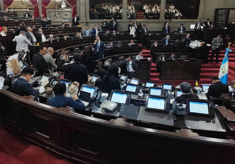 Diputados seguirán recibiendo aumento salarial tras falta de quórum en el Congreso diputados-seguir-n-recibiendo-aumento-salarial-tras-falta-de-quorum-en-el-congreso-130033-130142.jpg