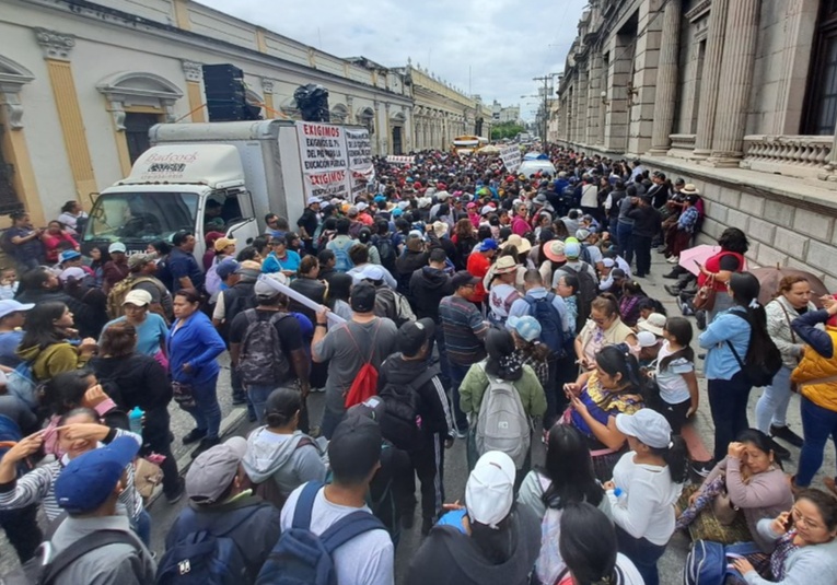 Docentes marchan en la capital para exigir avances en el pacto colectivo de trabajo