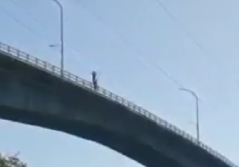 Dos personas se lanzan desde las alturas del puente Rí­o Dulce 
