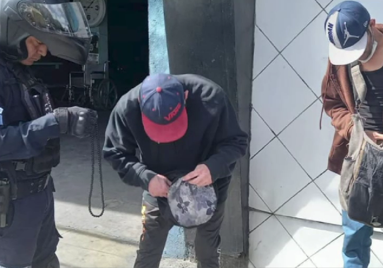 Dos presuntos asaltantes que operaban en el interior de un autobús fueron vapuleados dos-presuntos-asaltantes-que-operaban-en-el-interior-de-un-autobus-fueron-vapuleados-152342-152352.png