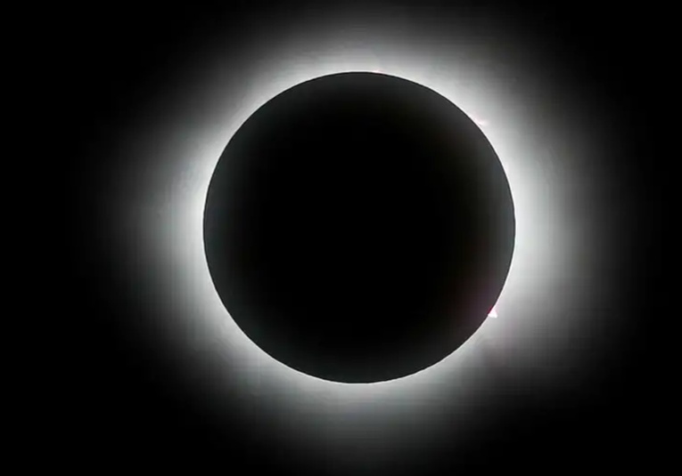 Eclipse total sumergió a América del Norte en la oscuridad