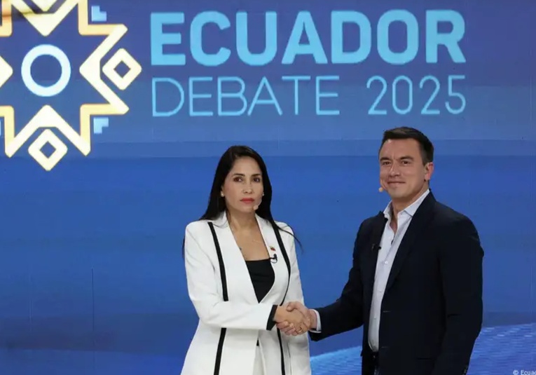 Ecuador: Noboa y González en acalorado debate presidencial ecuador-noboa-y-gonz-lez-en-acalorado-debate-presidencial-102420-102439.jpg