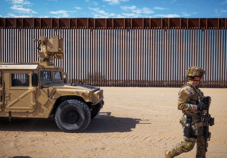 EE.UU. creará dos nuevas zonas militares en su frontera con México