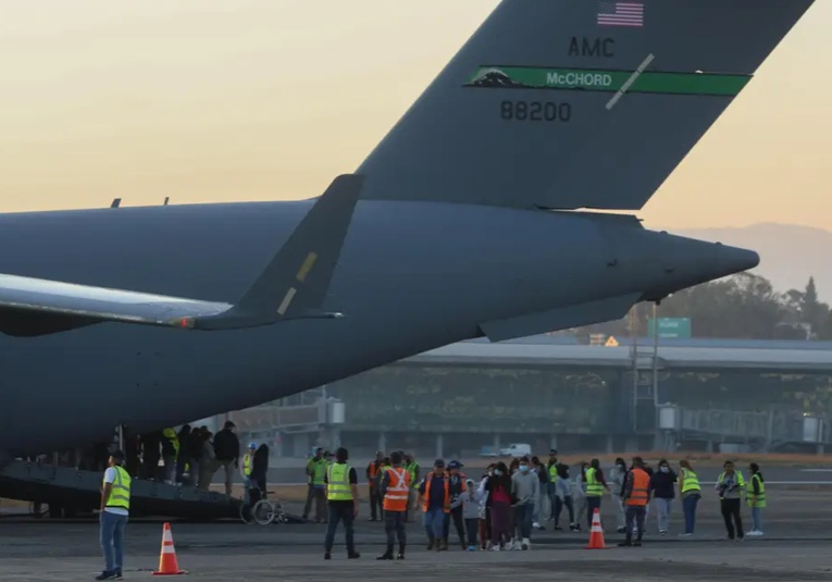 EE. UU. intensifica deportaciones con vuelos militares hacia Guatemala ee-uu-intensifica-deportaciones-con-vuelos-militares-hacia-guatemala-134847-135155.jpg