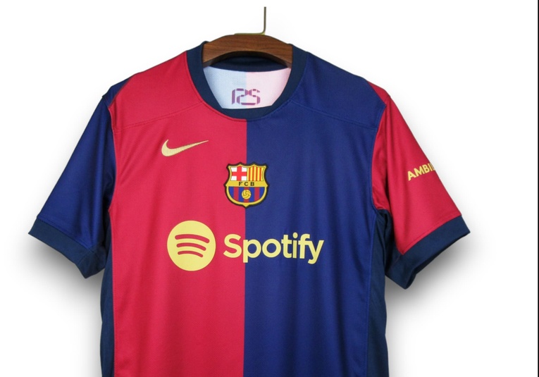 El Barcelona presenta su nueva 'piel', con homenaje incluido a la primera camiseta de su historia el-barcelona-presenta-su-nueva-piel-con-homenaje-incluido-a-la-primera-camiseta-de-su-historia-173238-173328.jpg