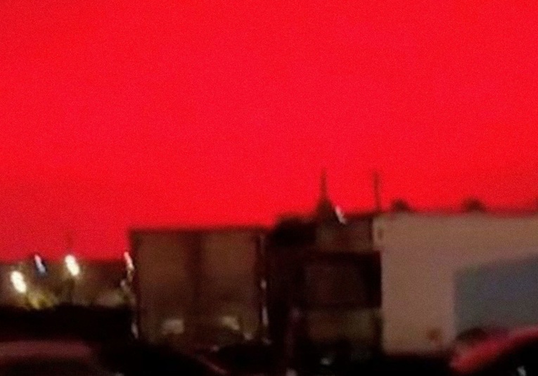 El cielo se tiñe de rojo en una ciudad de China causando pánico entre los residentes el-cielo-se-tine-de-rojo-en-una-ciudad-de-china-causando-p-nico-entre-los-residentes-192616-192717.jpg