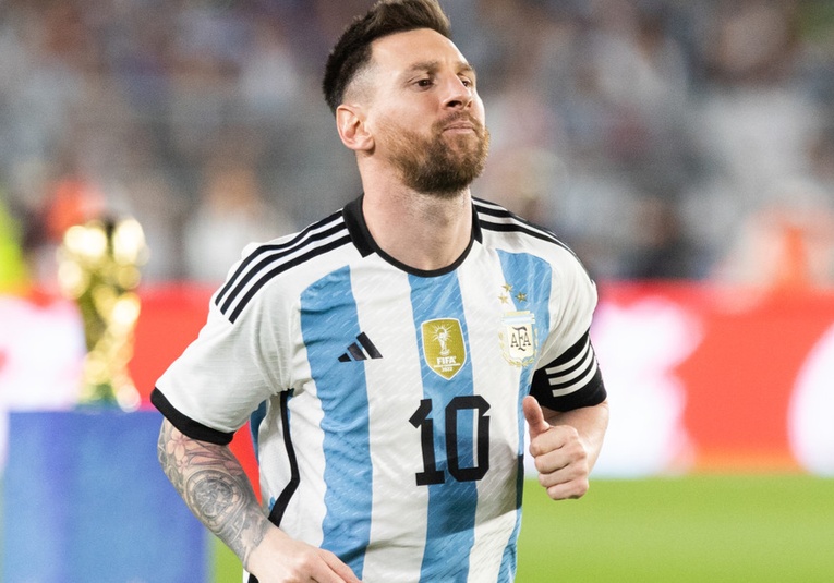 El club Al Hilal estarí­a dispuesto a pagar 400 millones de euros por temporada a Lionel Messi el-club-al-hilal-estaria-dispuesto-a-pagar-400-millones-de-euros-por-temporada-a-lionel-messi-091915-091954.jpg