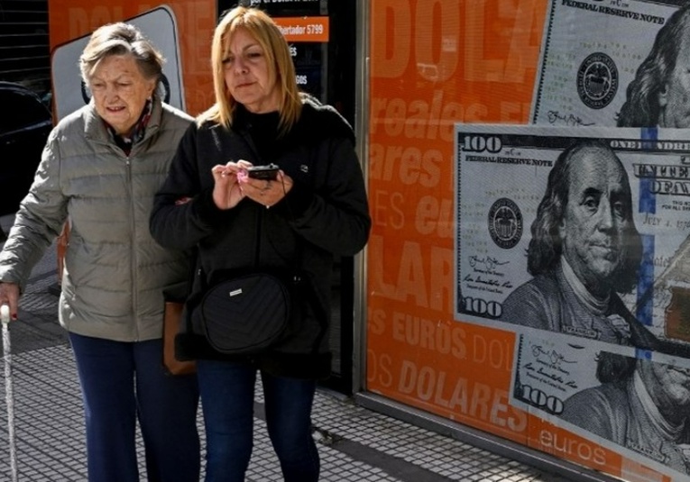 El dólar paralelo en Argentina alcanza un nuevo pico máximo de cotización tras el debate presidencial el-dolar-paralelo-en-argentina-alcanza-un-nuevo-pico-m-ximo-de-cotizacion-tras-el-debate-presidencial-091621-091914.jpg