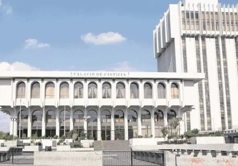 El Organismo Judicial busca comprar 13 lujos vehí­culos blindados el-organismo-judicial-busca-comprar-13-lujos-vehiculos-blindados-193946-193949.jpg