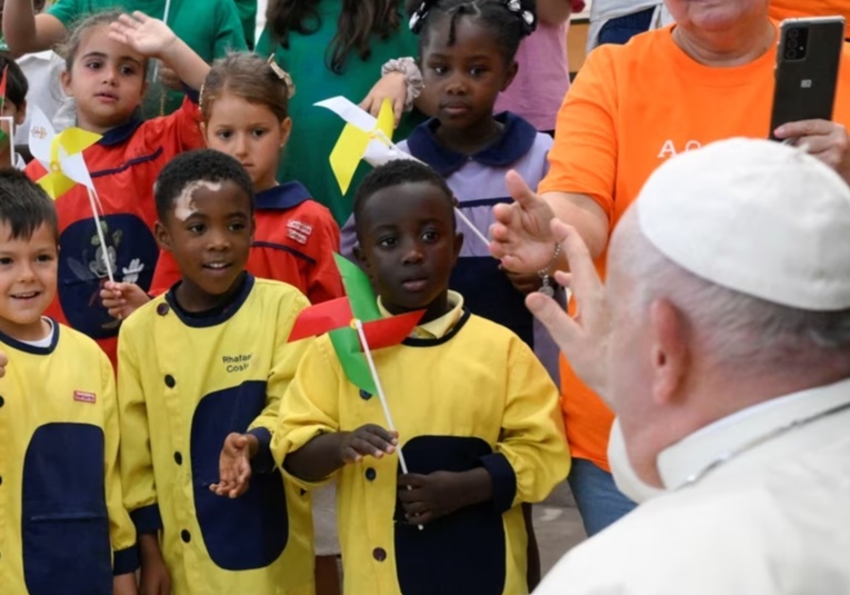 El papa Francisco alienta a jóvenes en Lisboa a “ensuciarse las manos” para una auténtica caridad el-papa-francisco-alienta-a-jovenes-en-lisboa-a-ldquo-ensuciarse-las-manos-rdquo-para-una-autentica-caridad-185559-185620.jpg