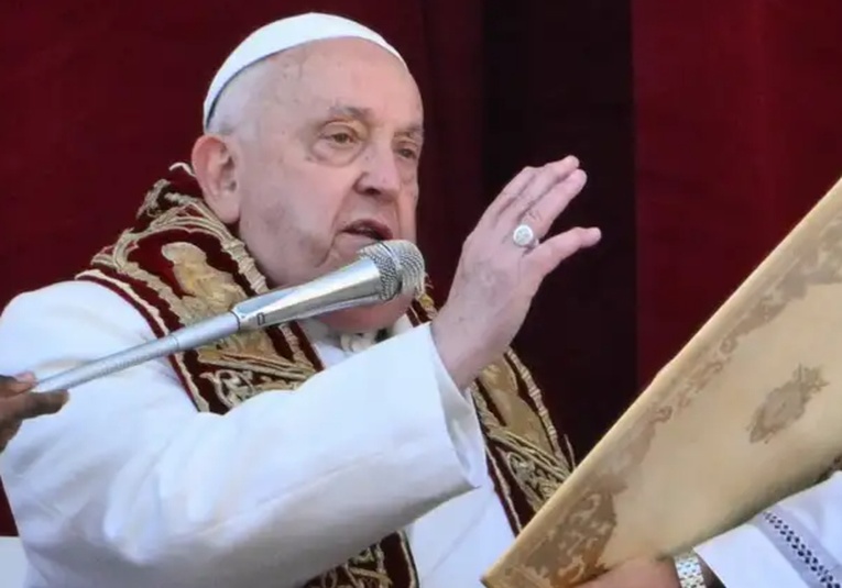 El papa pide en Navidad que 'callen las armas' en el mundo el-papa-pide-en-navidad-que-callen-las-armas-en-el-mundo-125845-125905.jpg