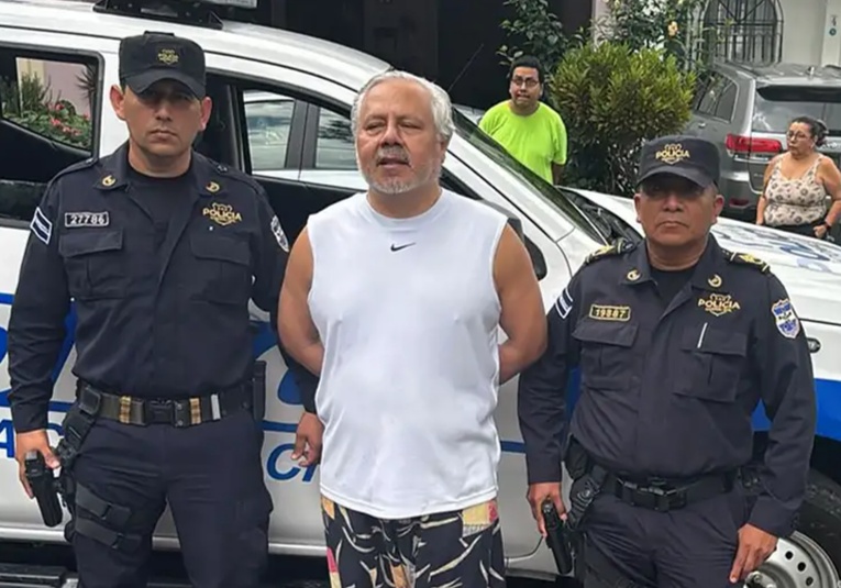 El Salvador: crítico de Bukele queda con prisión provisional