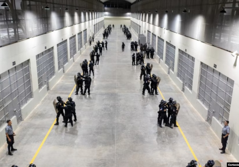El Salvador presenta Centro de Confinamiento del Terrorismo para 40.000 pandilleros el-salvador-presenta-centro-de-confinamiento-del-terrorismo-para-40-000-pandilleros-121239-121331.jpg