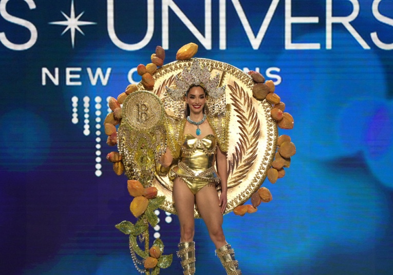 El traje tí­pico de la concursante de El Salvador en el Miss Universo que causó polémica el-traje-tipico-de-la-concursante-de-el-salvador-en-el-miss-universo-que-causo-polemica-150630-150650.jpg